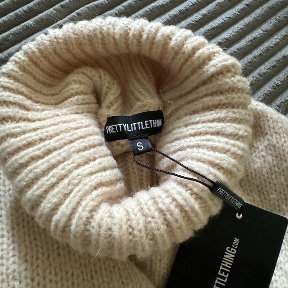 Oversized Cowl/Turtle Neck Sweater - Picture 4 of 4